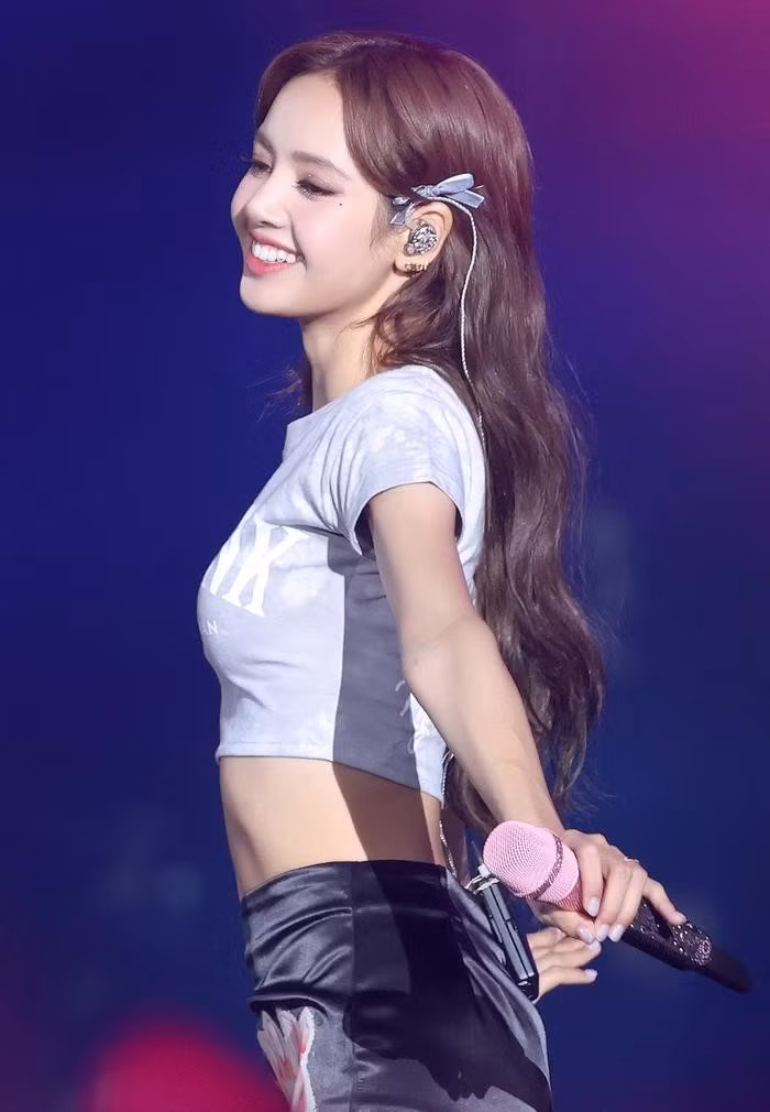 Sáng cùng ngày, thông tin về việc Lisa ký kết hợp đồng với một hãng thu âm ở Mỹ với số tiền 50 tỷ won (hơn 907 tỷ đồng) khiến nhiều BLINK bất ngờ.