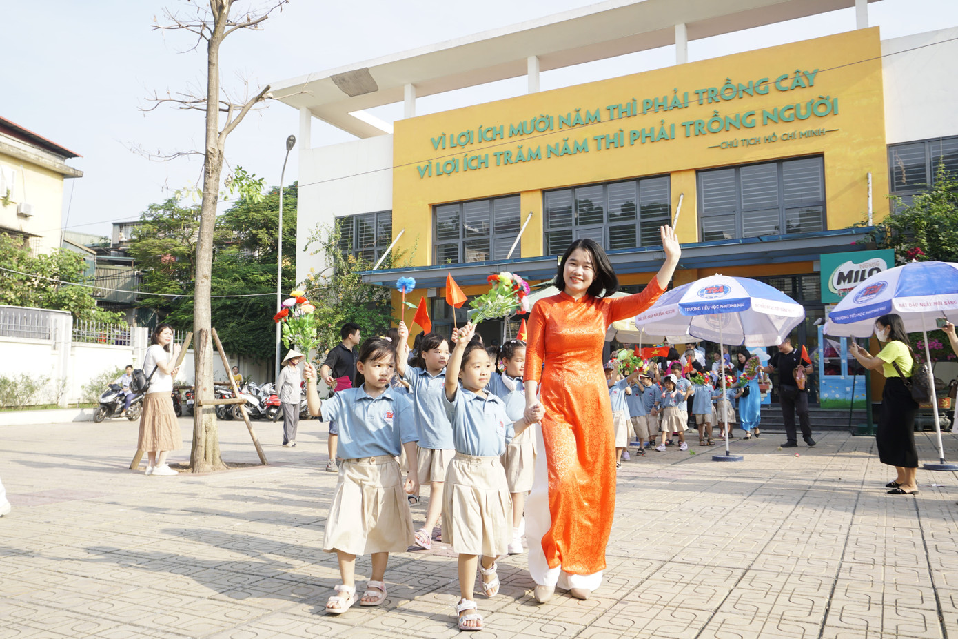Năm học này, trường Tiểu học Phương Mai chào đón 216 em học sinh lớp 1. Thầy cô và học sinh mang đầy hy vọng, hứa hẹn sẽ nỗ lực hơn nữa để đưa trường ngày càng phát triển.