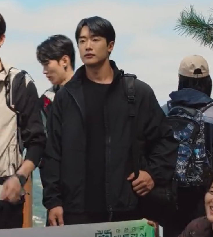 Người duy nhất mặc áo khoác đen trong đoàn chính là trợ lý thân cận của Sa Eon. Dân tình đang tò mò về mối quan hệ giữa trợ lý và tên bắt cóc. Người duy nhất mặc áo khoác đen trong đoàn chính là trợ lý thân cận của Sa Eon. Dân tình đang tò mò về mối quan hệ giữa trợ lý và tên bắt cóc.