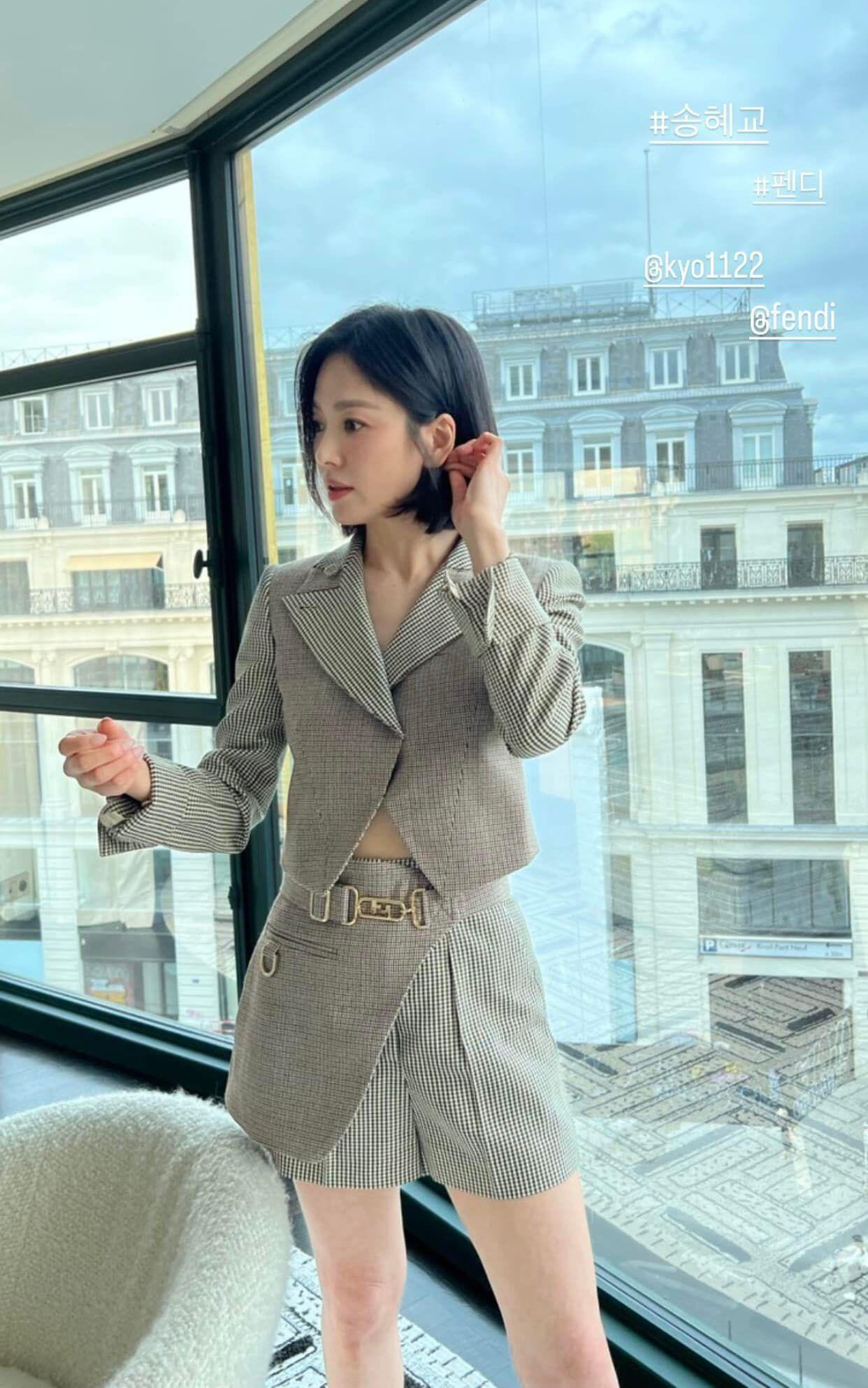 Những bức ảnh chụp vội tại hậu trường cũng không dìm được “tường thành nhan sắc” xứ Hàn.