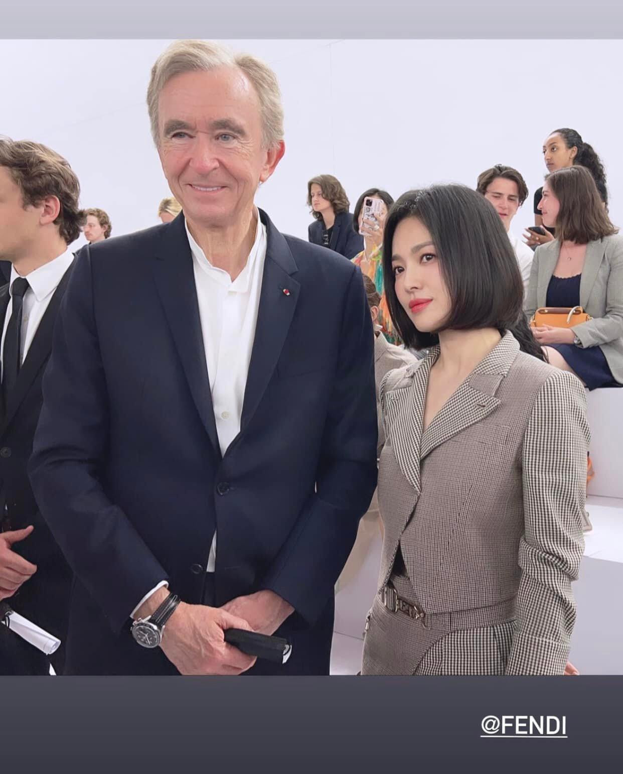 Nữ diễn viên chụp hình cùng ông Bernard Arnault.