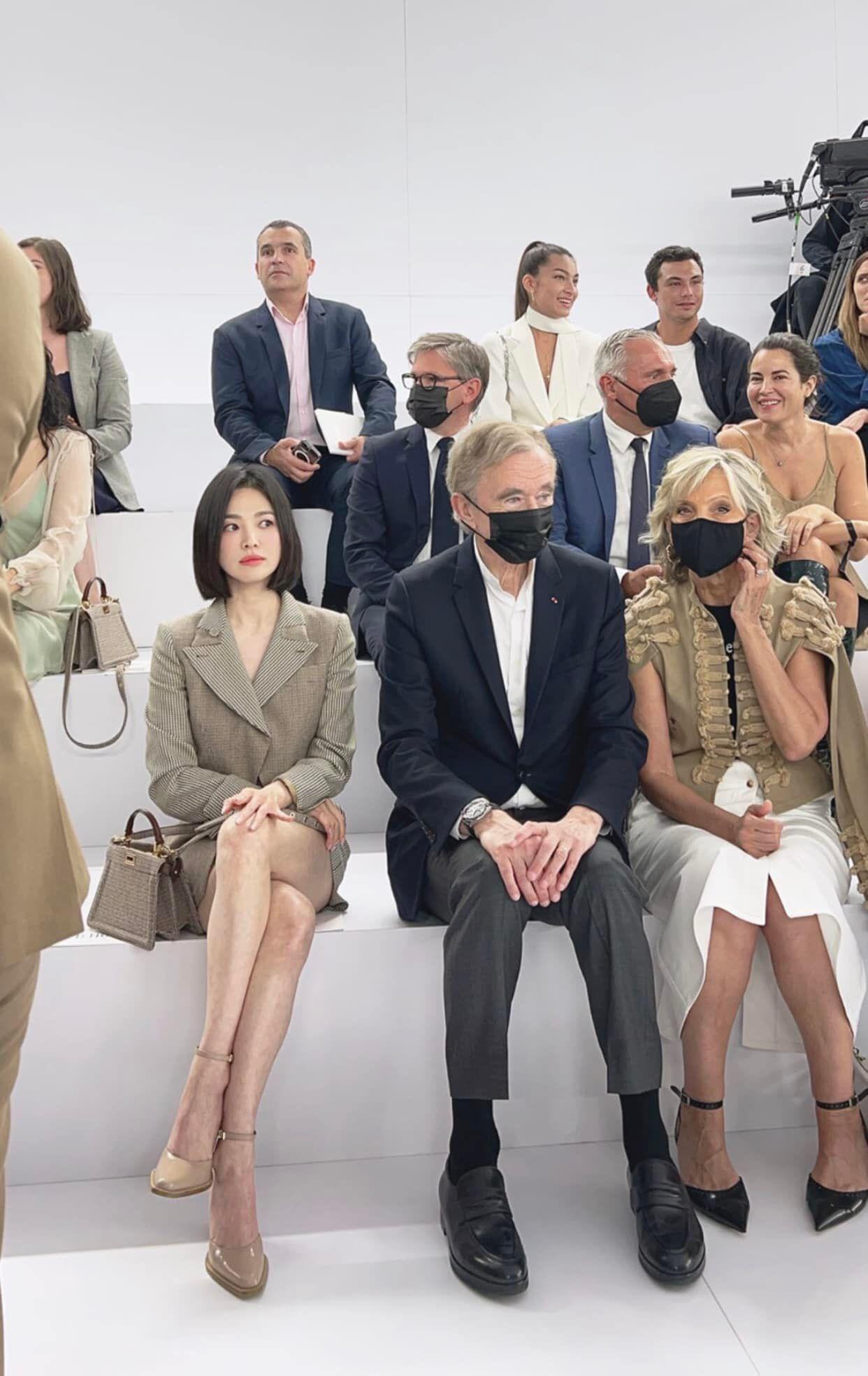 Song Hye Kyo ngồi tại hàng ghế VIP, bên cạnh Bernard Arnault - chủ tịch của LVMH - Đế chế khổng lồ sở hữu Fendi, Louis Vuitton, Givenchy, Christian Dior và hơn 70 thương hiệu xa xỉ khác.