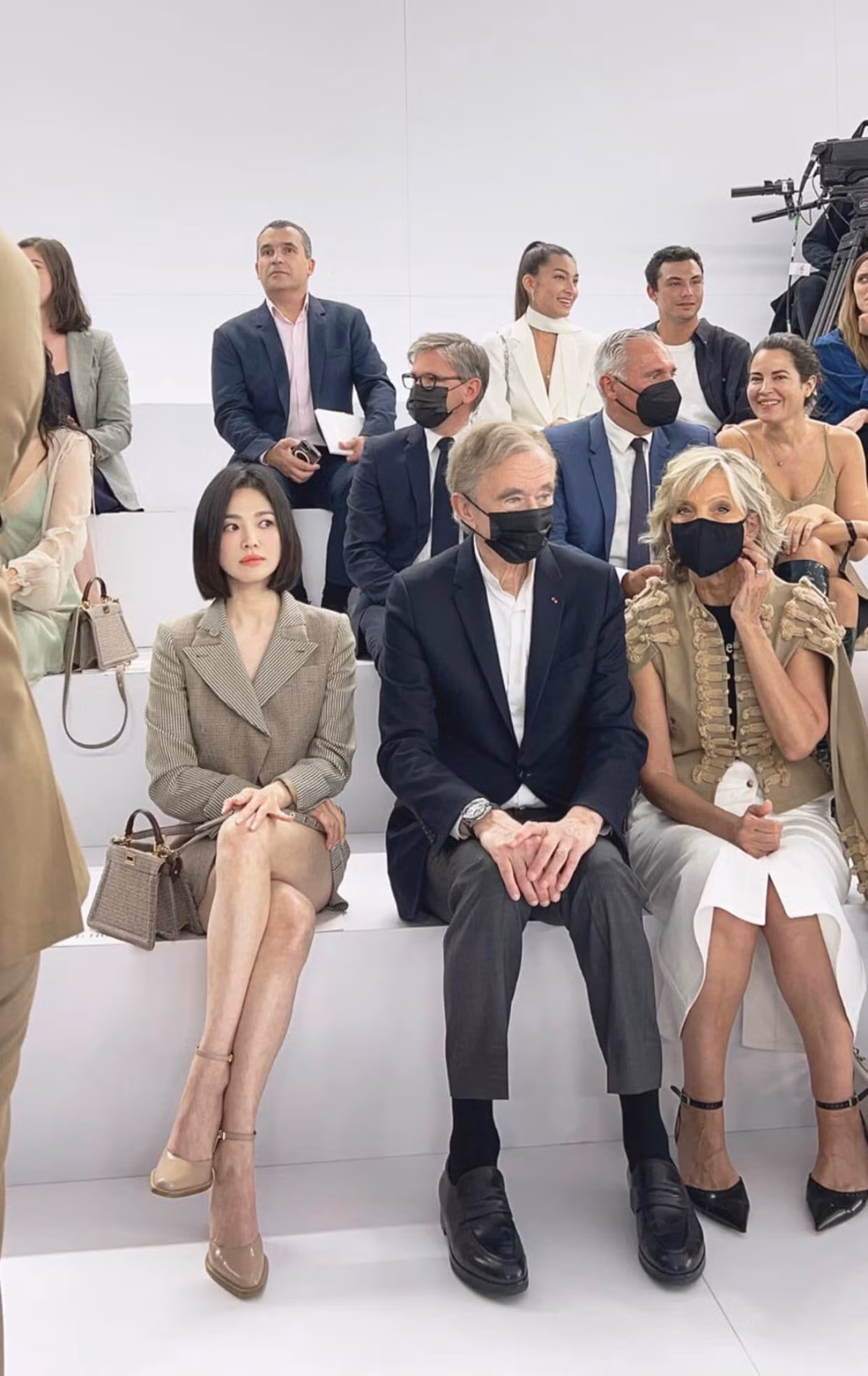 Song Hye Kyo ngồi tại hàng ghế VIP, bên cạnh Bernard Arnault - chủ tịch của LVMH - Đế chế khổng lồ sở hữu Fendi, Louis Vuitton, Givenchy, Christian Dior và hơn 70 thương hiệu xa xỉ khác.
