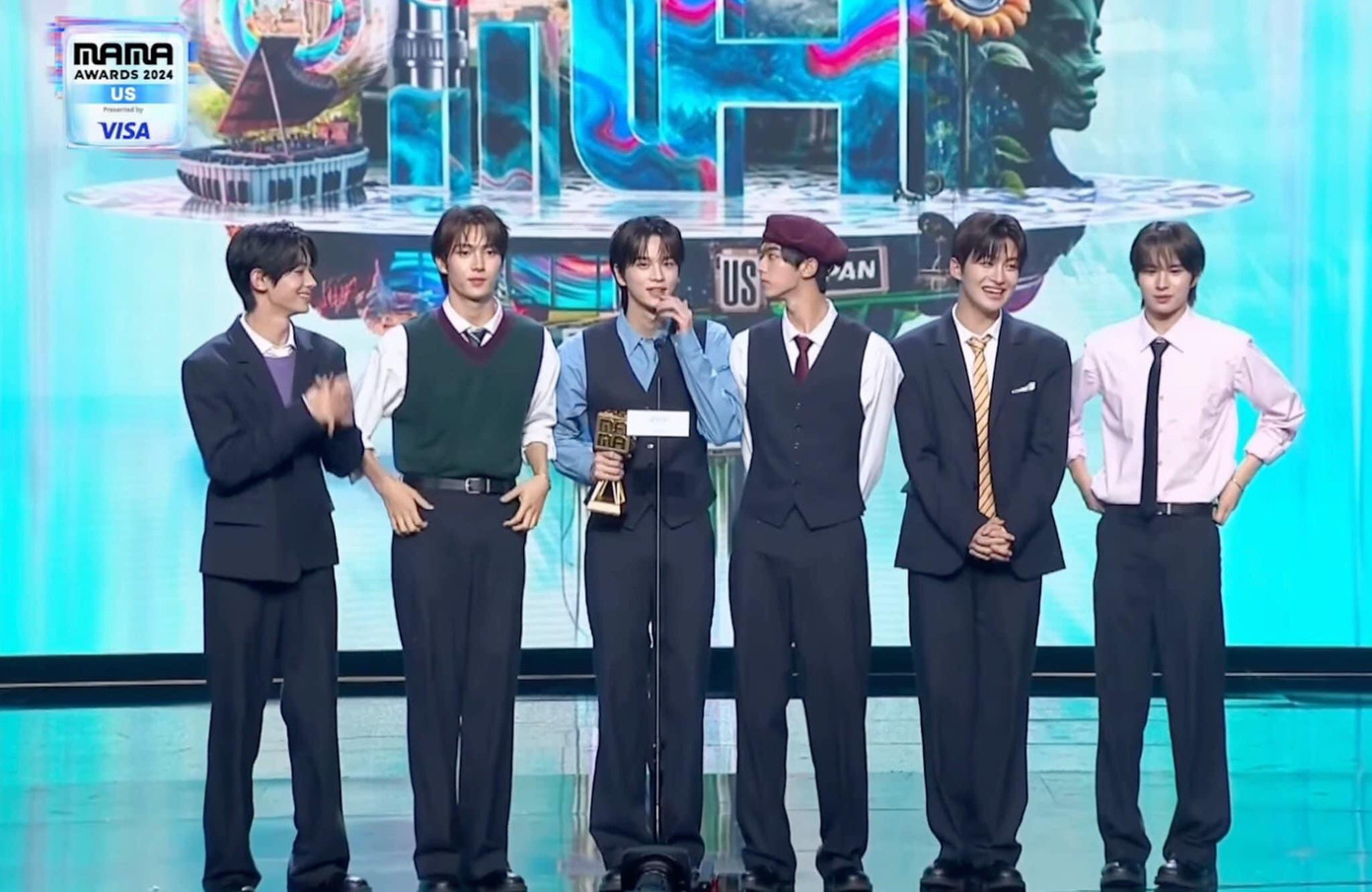 Xuất hiện trên sân khấu nhận giải, tân binh TWS đã gửi lời cảm ơn đến người hâm mộ cũng như chia sẻ sẽ nỗ lực trong tương lai. Xuất hiện trên sân khấu nhận giải, tân binh TWS đã gửi lời cảm ơn đến người hâm mộ cũng như chia sẻ sẽ nỗ lực trong tương lai.