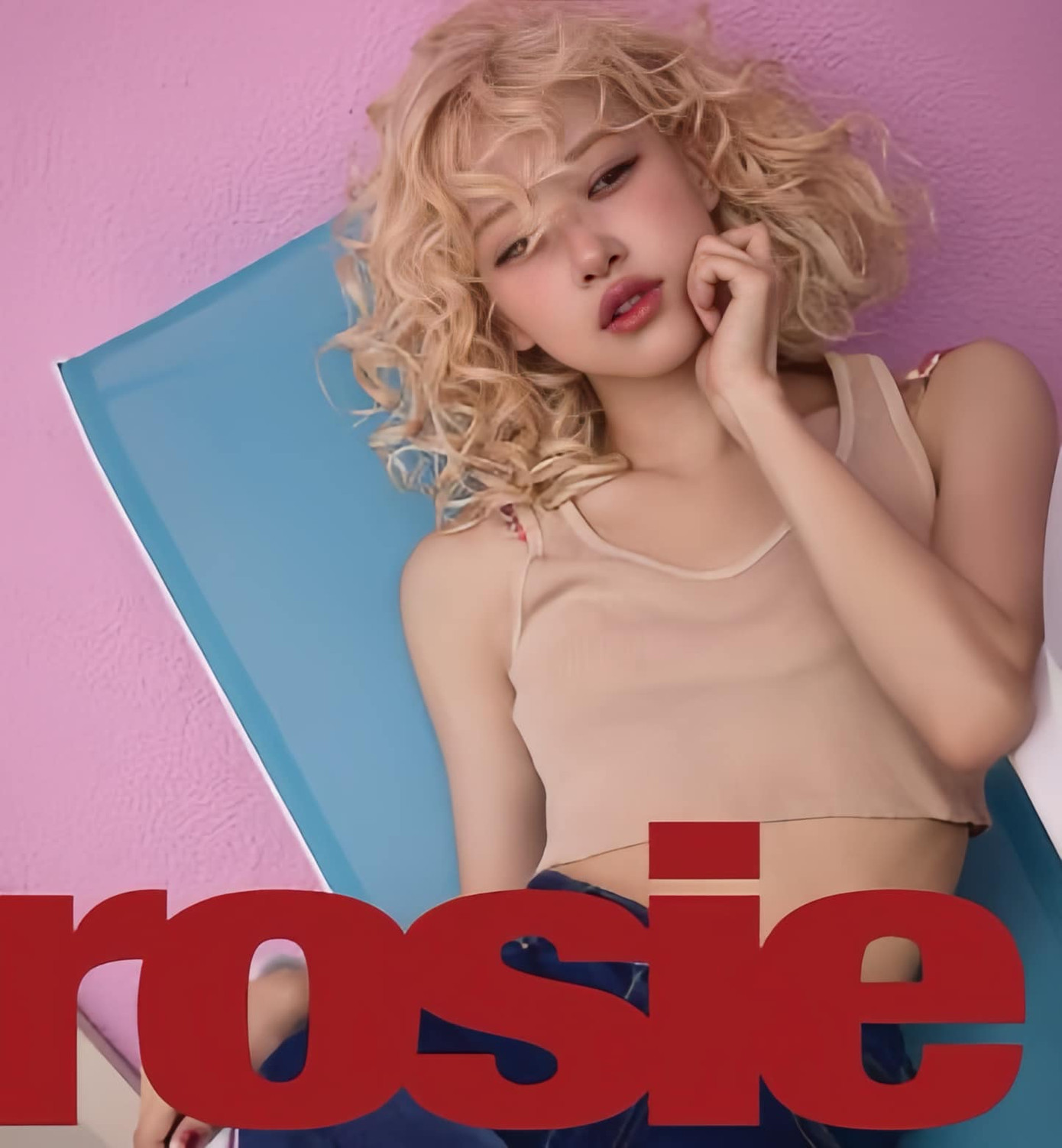 Rosie khẳng định cái tôi trong âm nhạc của Rosé. Rosie khẳng định cái tôi trong âm nhạc của Rosé.