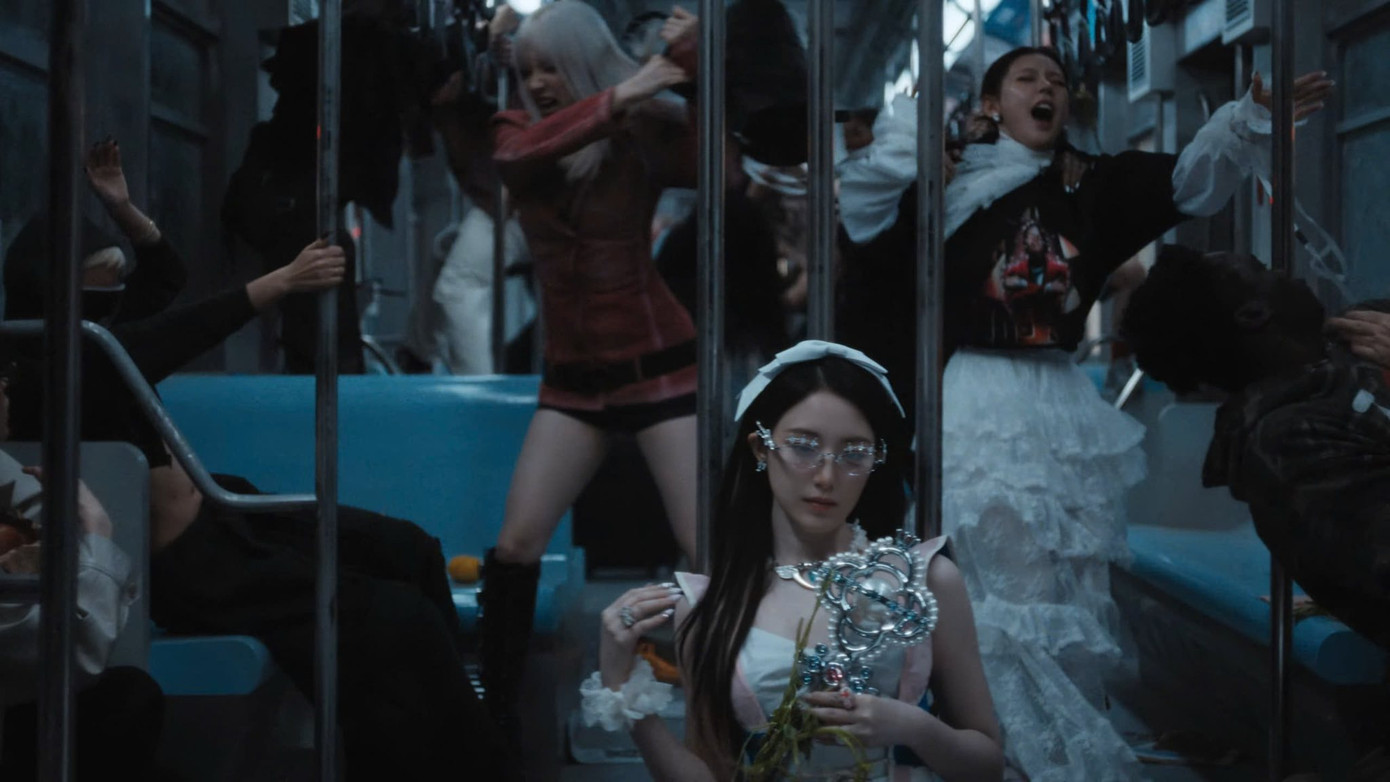 Không chỉ có "mở bài" chấn động, "thân bài" của MV cũng khiến người xem ngỡ ngàng với những phân cảnh "oánh lộn" của các thành viên. Không chỉ có "mở bài" chấn động, "thân bài" của MV cũng khiến người xem ngỡ ngàng với những phân cảnh "oánh lộn" của các thành viên.