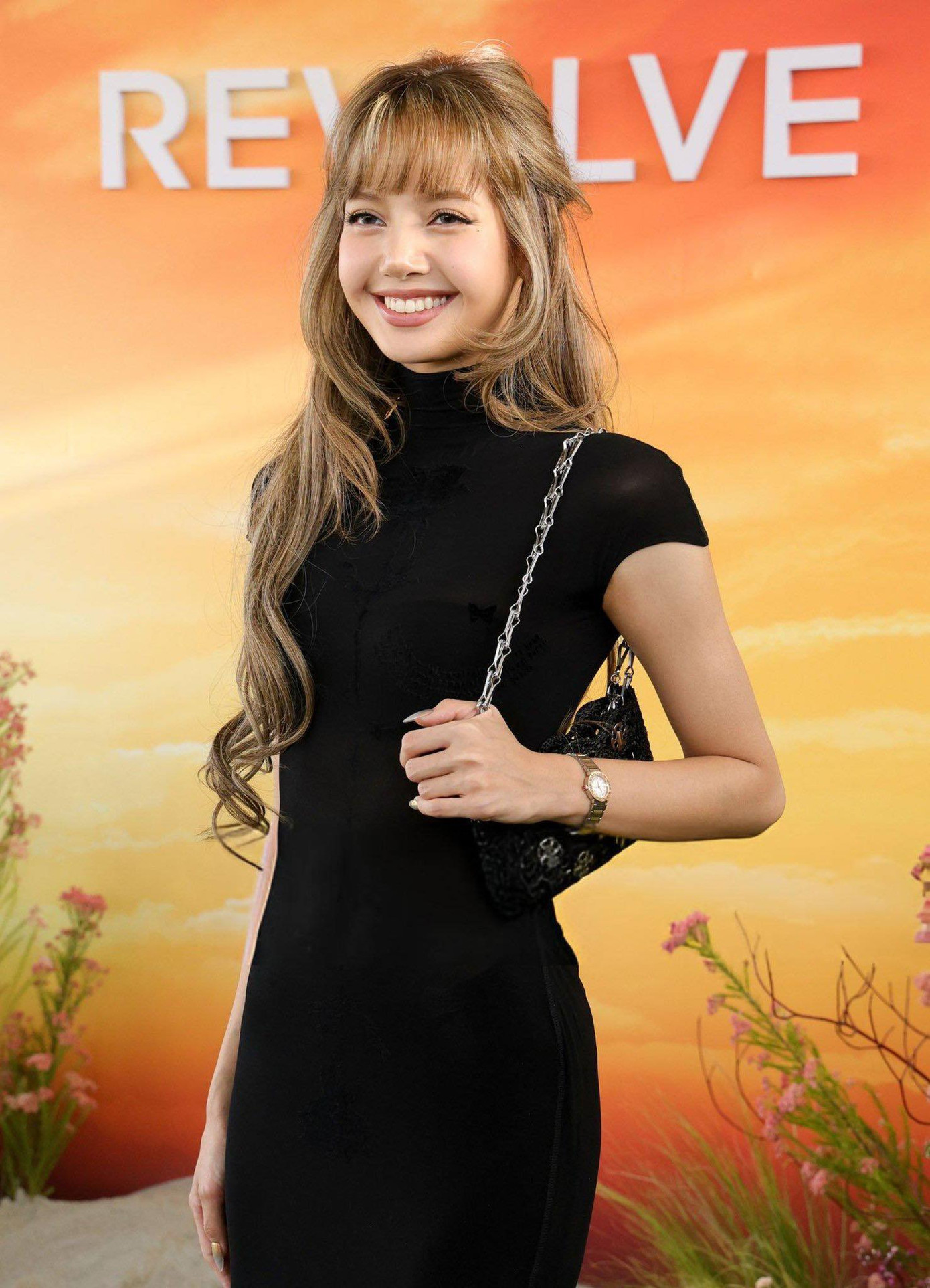 Sau sân khấu bùng nổ tại Coachella, Lisa tiếp tục “gây sốt” khi xuất hiện tại Revolve Festival lần thứ 8 với visual đẹp như búp bê.