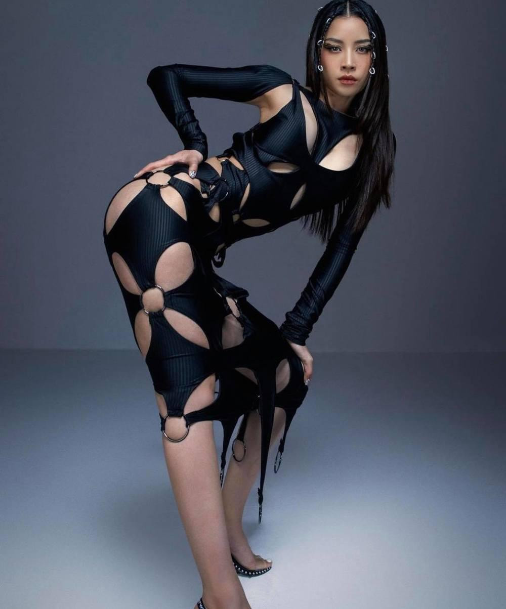 Diện cùng một kiểu trang phục với nữ diễn viên Tình Người Duyên Ma, Chi Pu tạo dáng đầy cá tính với bộ bodysuit cắt xẻ táo bạo... Diện cùng một kiểu trang phục với nữ diễn viên Tình Người Duyên Ma, Chi Pu tạo dáng đầy cá tính với bộ bodysuit cắt xẻ táo bạo...