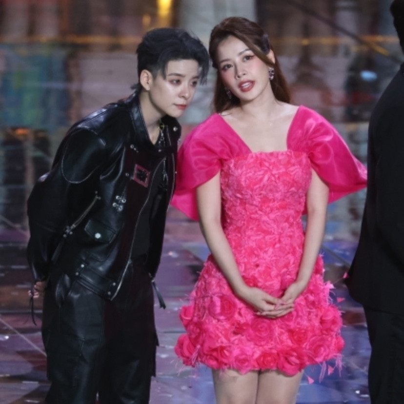 Cả hai đứng chung ở sân khấu kết màn.