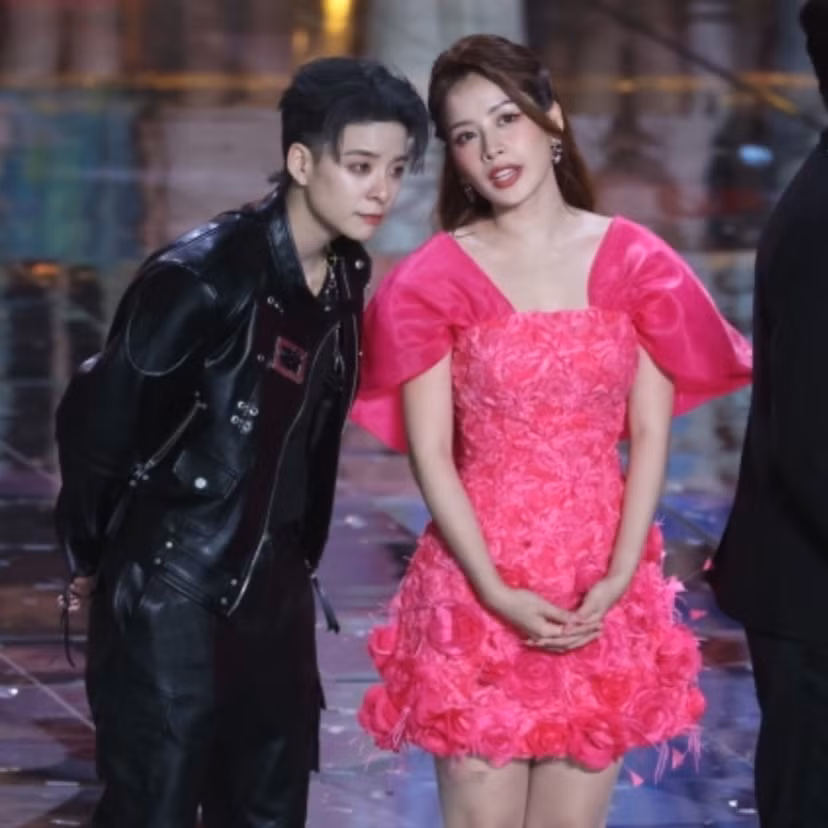 Cả hai đứng chung ở sân khấu kết màn.
