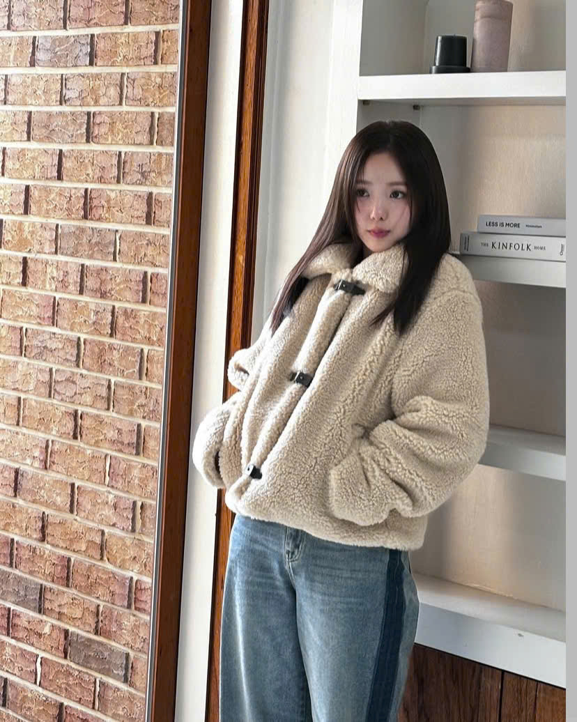 Cô nàng chăm chỉ đăng tải hình ảnh về công việc và đời sống thường ngày. Cô nàng chăm chỉ đăng tải hình ảnh về công việc và đời sống thường ngày.