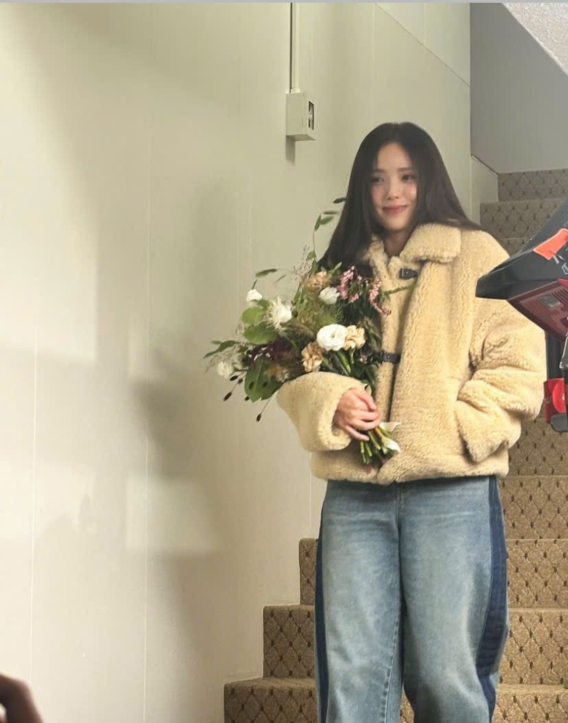 Cô nàng chăm chỉ đăng tải hình ảnh về công việc và đời sống thường ngày. Cô nàng chăm chỉ đăng tải hình ảnh về công việc và đời sống thường ngày.