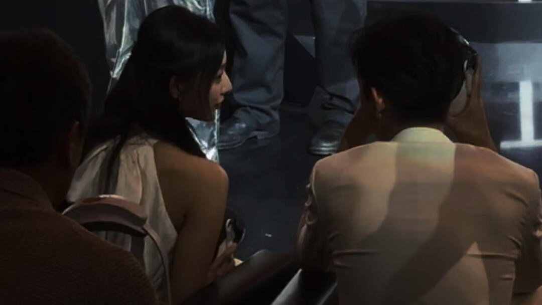 Cả hai trò chuyện vui vẻ khi ngồi cạnh nhau ở hàng ghế đầu.