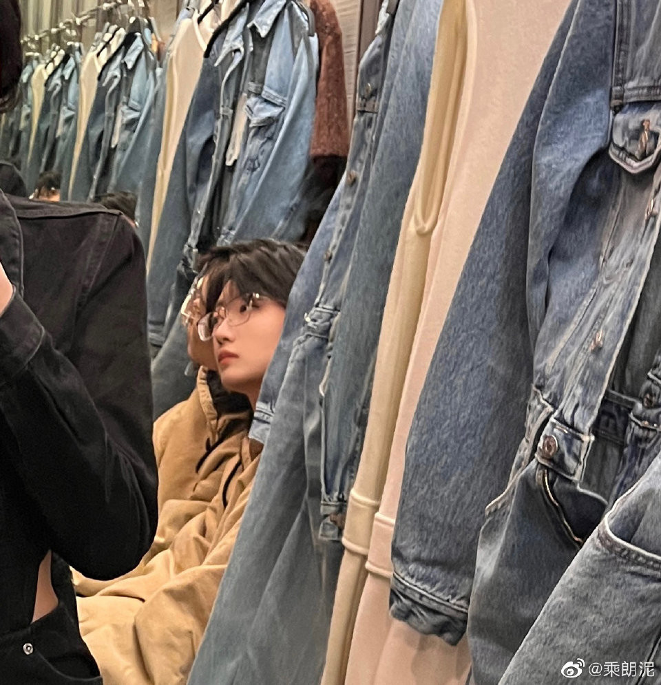 Chân dung cô gái luôn "như hình với bóng" với Thừa Lãng Nê. Chân dung cô gái luôn "như hình với bóng" với Thừa Lãng Nê.