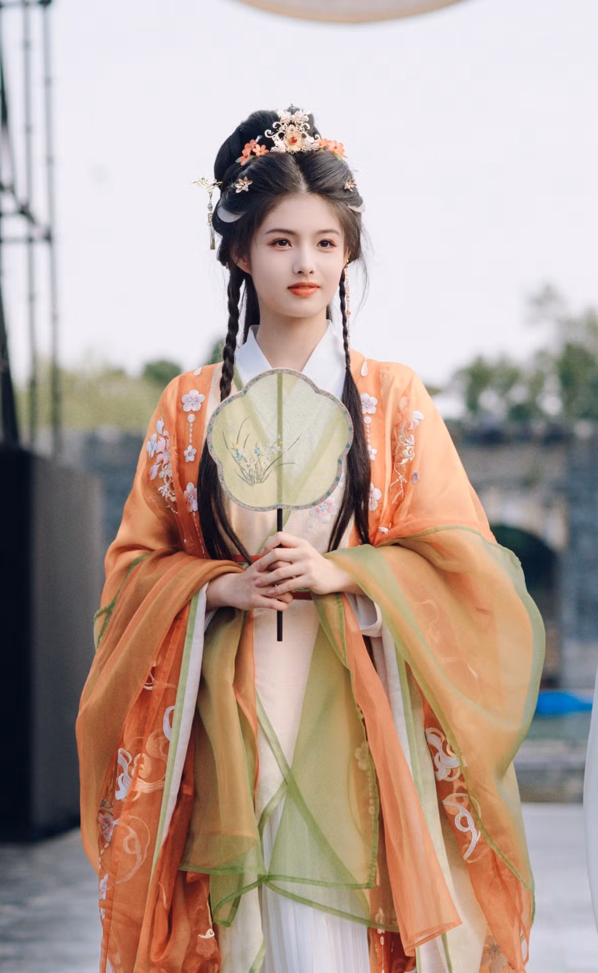 Ngải Mễ tham gia catwalk ở một sự kiện Hán phục.