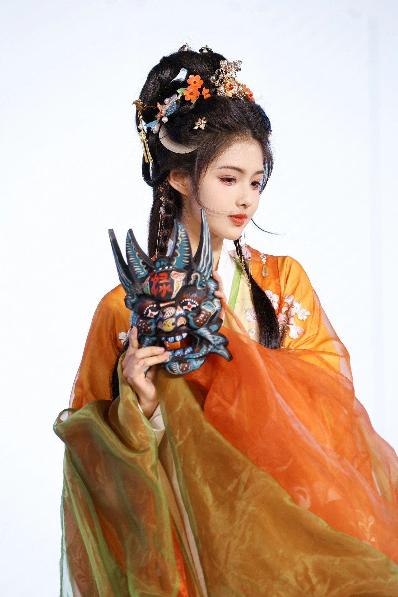 Ngải Mễ tham gia catwalk ở một sự kiện Hán phục.