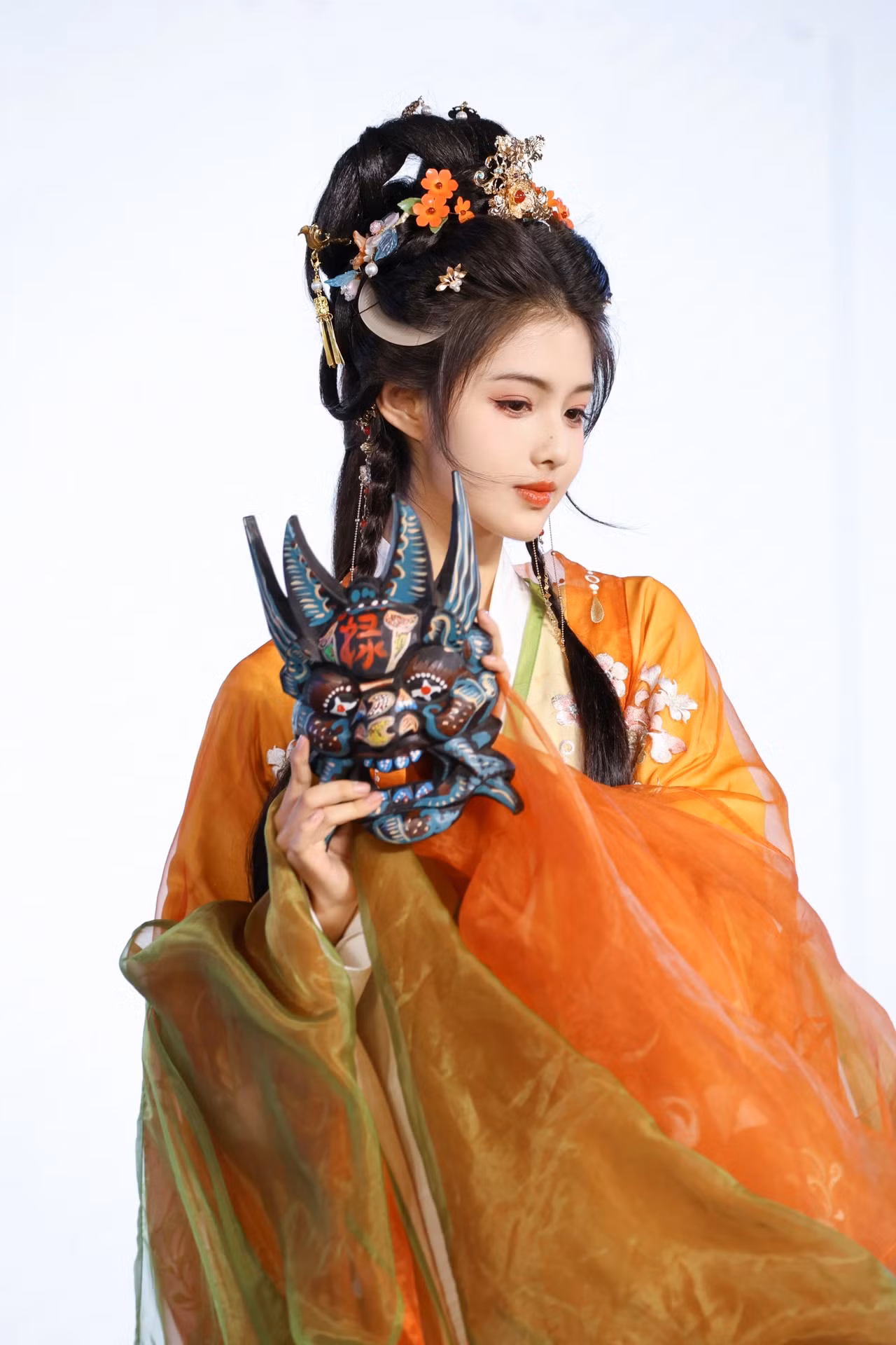 Ngải Mễ tham gia catwalk ở một sự kiện Hán phục.