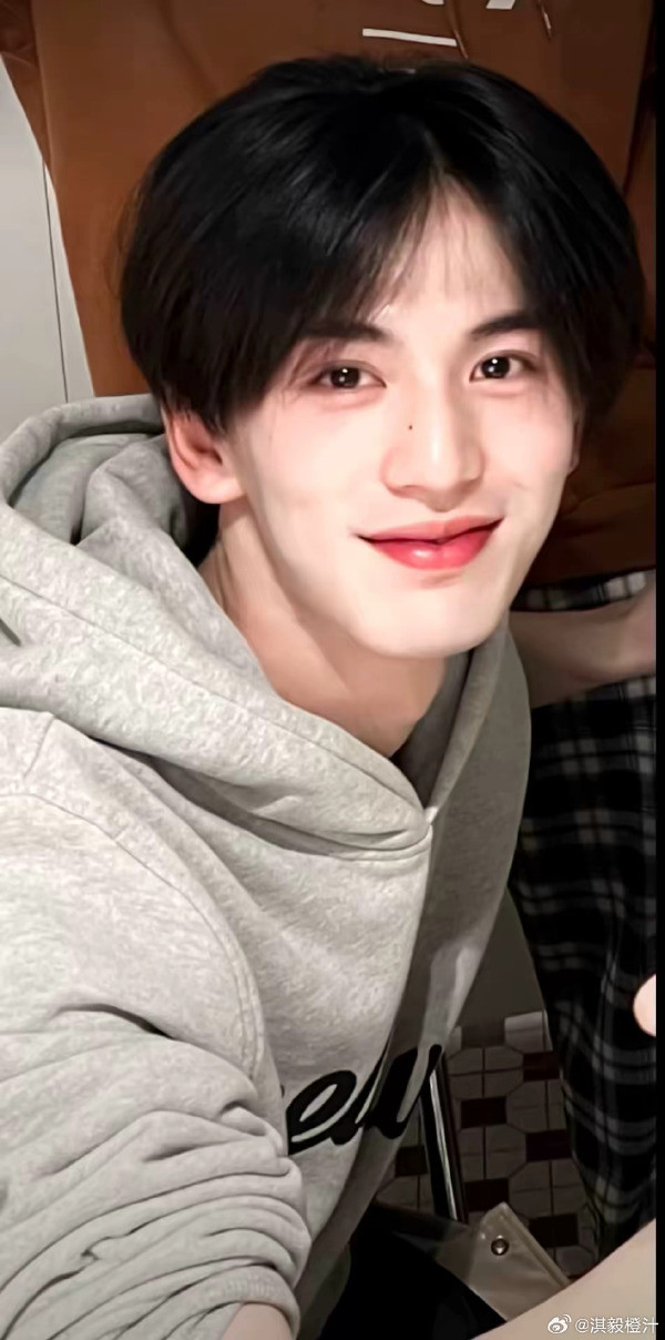 Trương Lăng Hách gây bất ngờ với vẻ ngoài điển trai ngay từ thời sinh viên. Anh có gương mặt nhỏ so với tỷ lệ cơ thể, sống mũi cao cùng ngũ quan sáng sủa. Trương Lăng Hách gây bất ngờ với vẻ ngoài điển trai ngay từ thời sinh viên. Anh có gương mặt nhỏ so với tỷ lệ cơ thể, sống mũi cao cùng ngũ quan sáng sủa.