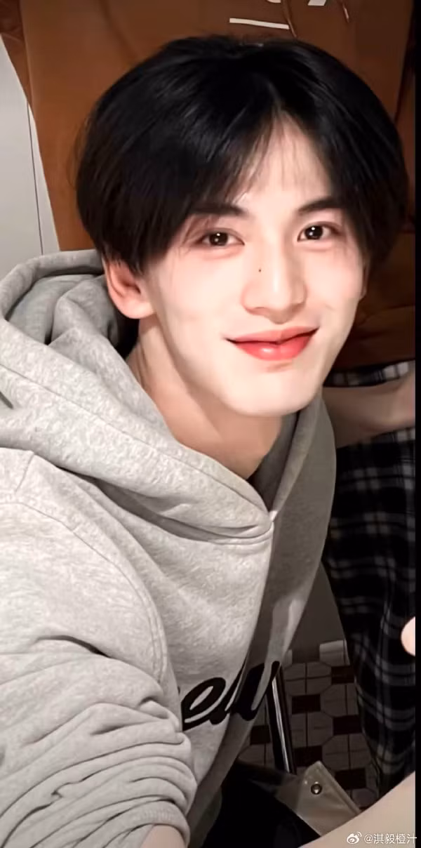 Trương Lăng Hách gây bất ngờ với vẻ ngoài điển trai ngay từ thời sinh viên. Anh có gương mặt nhỏ so với tỷ lệ cơ thể, sống mũi cao cùng ngũ quan sáng sủa.