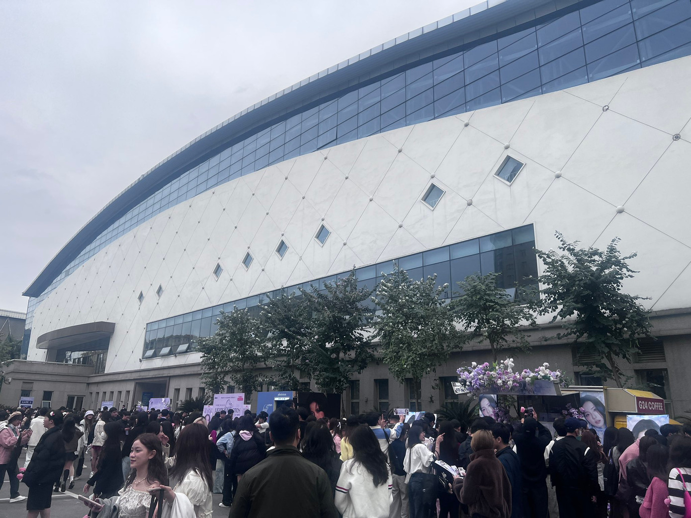 Bên ngoài khu vực diễn ra sự kiện, rất đông khán giả đã tới để check-in.