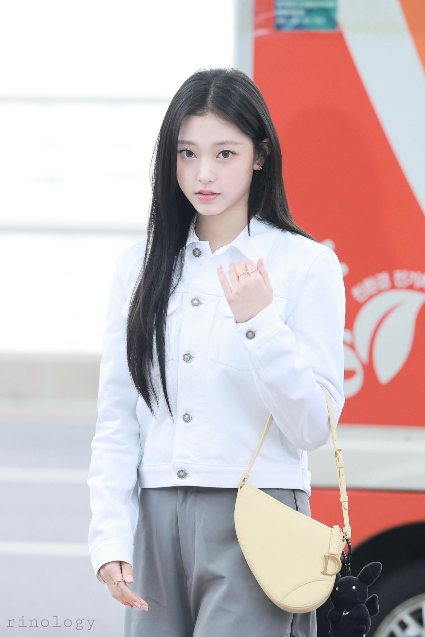 Nhan sắc trong veo của nàng đại sứ toàn cầu trẻ tuổi nhất nhà Dior trên đường ra sân bay đến Pháp. - Nguồn ảnh: rinology. Nhan sắc trong veo của nàng đại sứ toàn cầu trẻ tuổi nhất nhà Dior trên đường ra sân bay đến Pháp. - Nguồn ảnh: rinology.