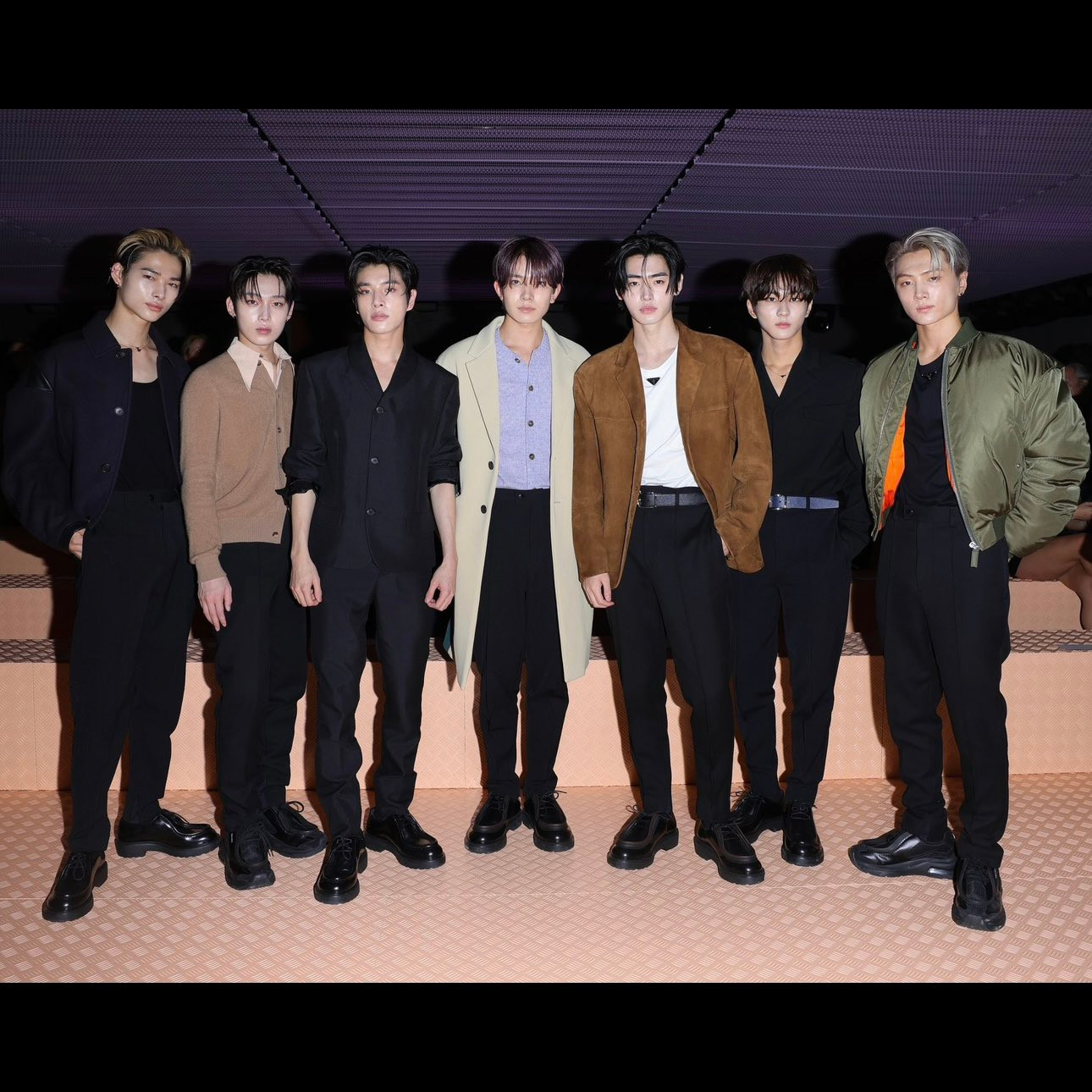 ENHYPEN xuất hiện với vẻ ngoài lịch lãm đúng với tinh thần của nhà mốt Prada. ENHYPEN xuất hiện với vẻ ngoài lịch lãm đúng với tinh thần của nhà mốt Prada.