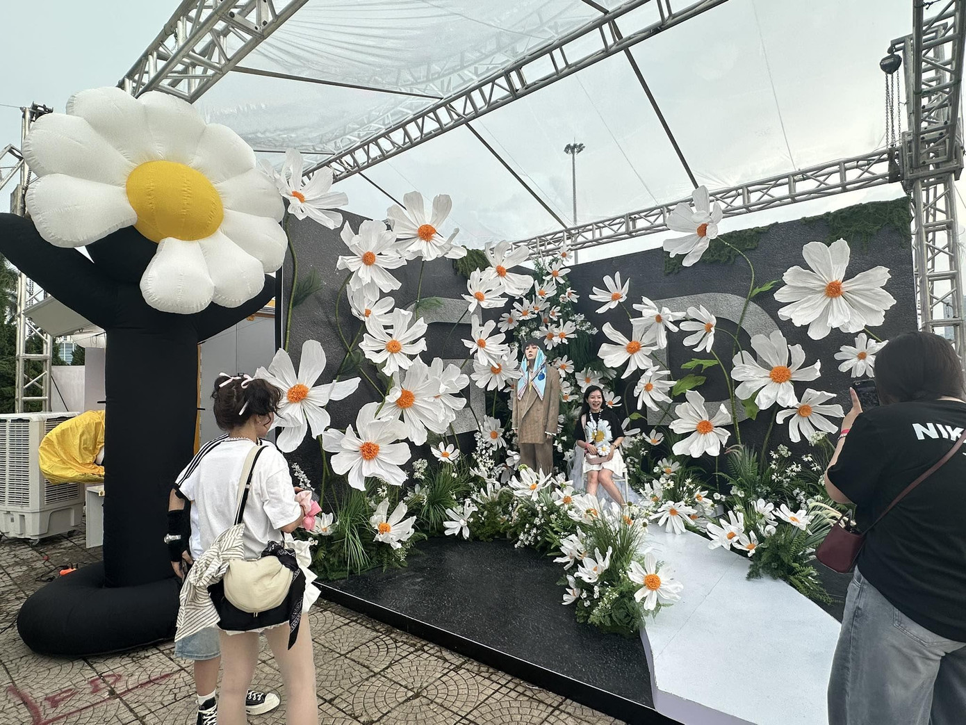 Dàn admin và đội ngũ thi công của fanpage "Chí Long Vietnam Fanpage" đã nhanh chóng khắc phục "hậu quả" từ cơn mưa để chào đón người hâm mộ ghé đến check-in.