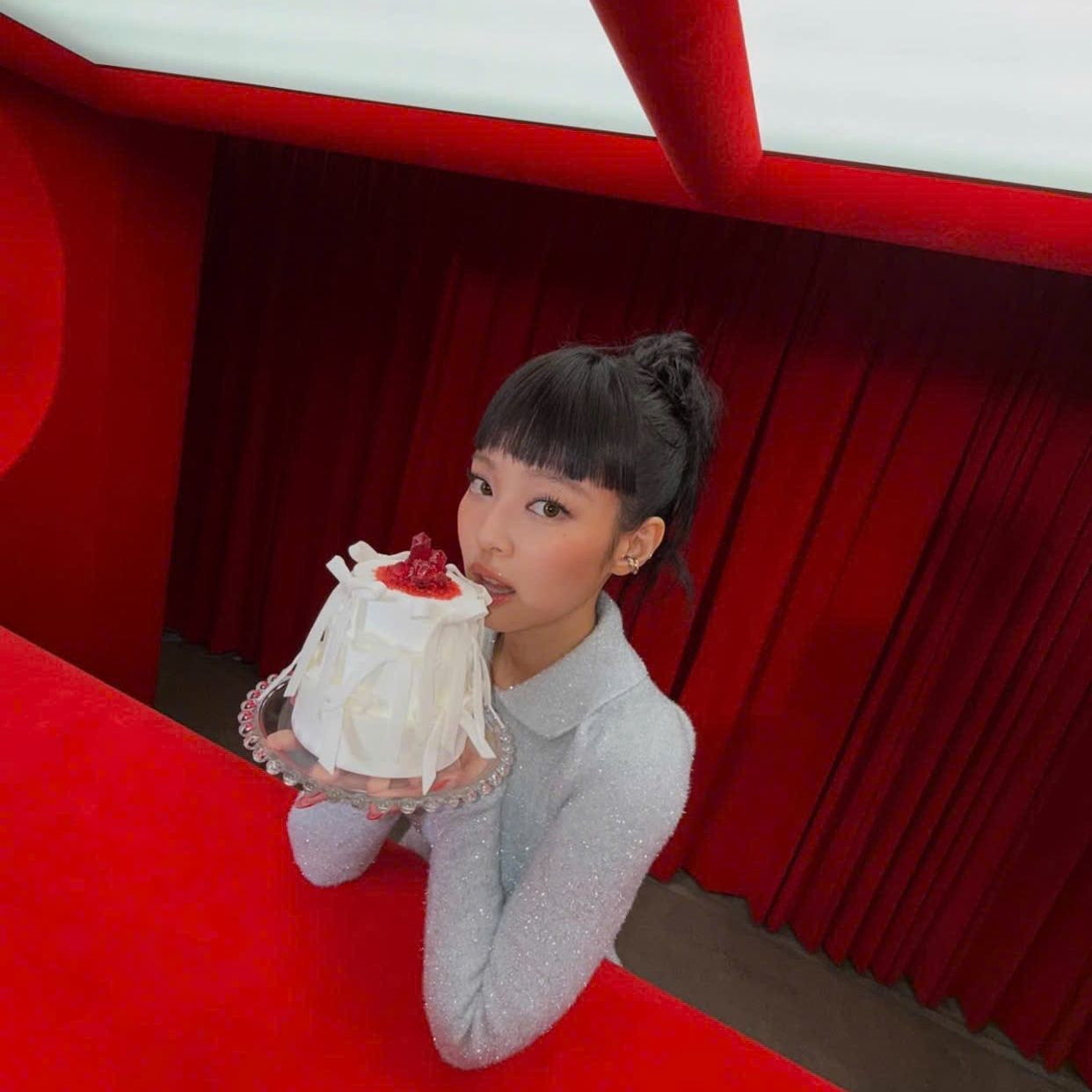 Jennie xinh đẹp như công chúa nhỏ trong mẫu váy ngắn cùng mái tóc ngố xinh yêu Jennie xinh đẹp như công chúa nhỏ trong mẫu váy ngắn cùng mái tóc ngố xinh yêu