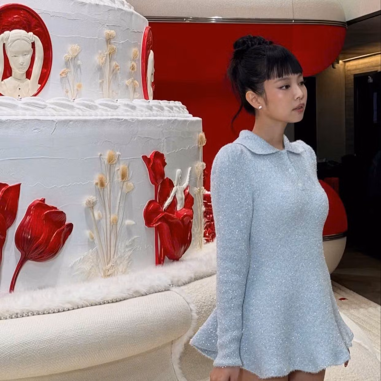 Jennie xinh đẹp như công chúa nhỏ trong mẫu váy ngắn cùng mái tóc ngố xinh yêu