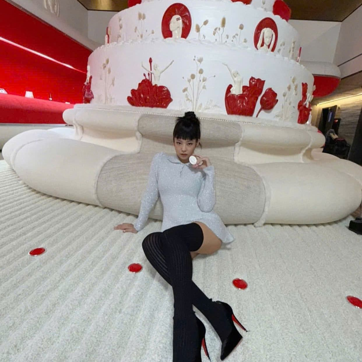 Jennie xinh đẹp như công chúa nhỏ trong mẫu váy ngắn cùng mái tóc ngố xinh yêu Jennie xinh đẹp như công chúa nhỏ trong mẫu váy ngắn cùng mái tóc ngố xinh yêu