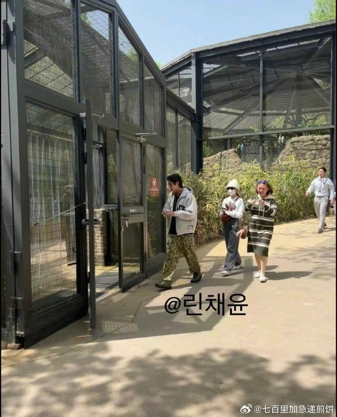 Không chỉ cùng đi du lịch Nhật Bản, cả hai từng được bắt gặp đi chơi tại Hàn Quốc. Không chỉ cùng đi du lịch Nhật Bản, cả hai từng được bắt gặp đi chơi tại Hàn Quốc.