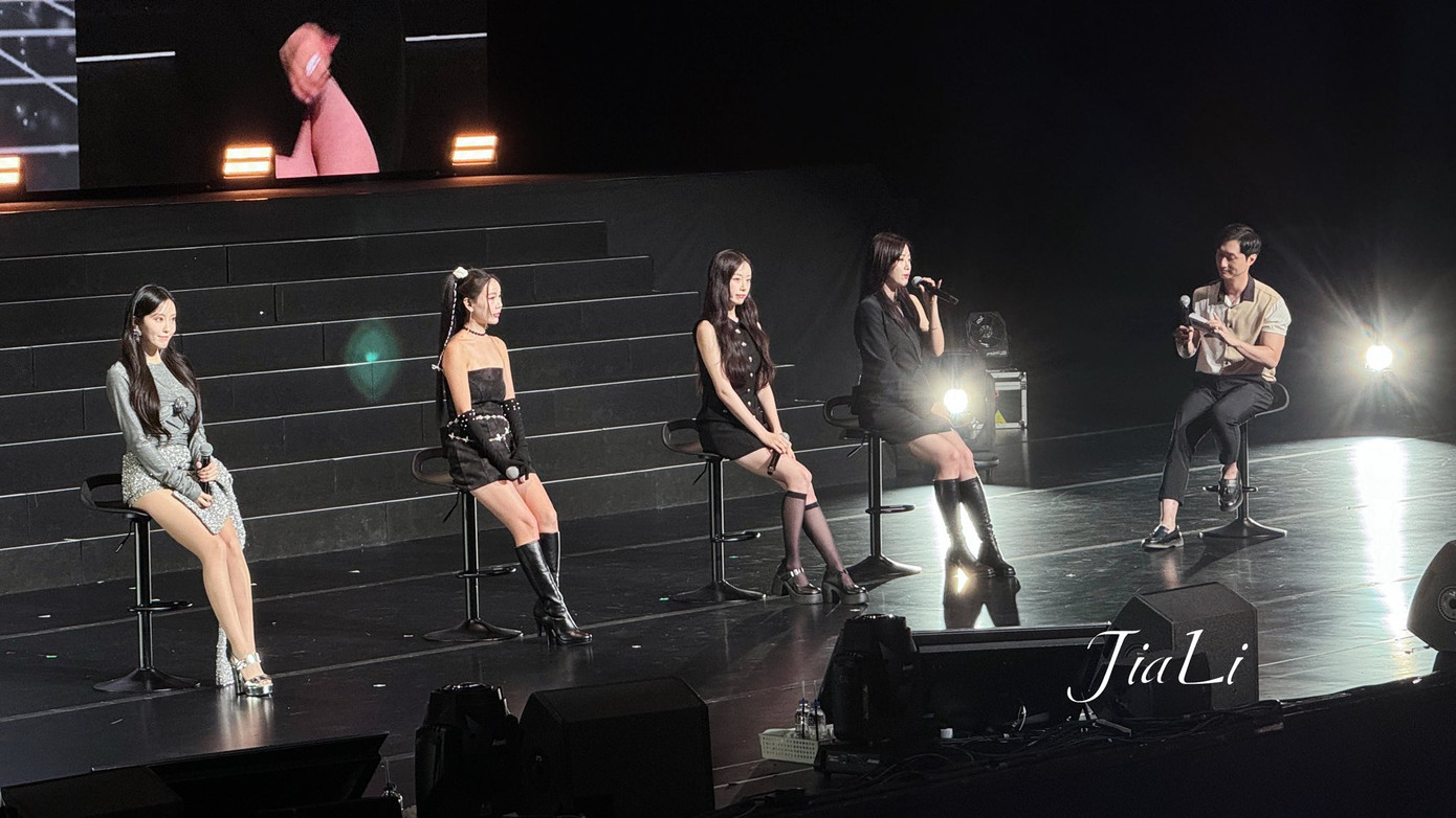 Các cô gái tích cực giao lưu, trả lời câu hỏi và chơi trò chơi trong fan meeting. Các cô gái tích cực giao lưu, trả lời câu hỏi và chơi trò chơi trong fan meeting.