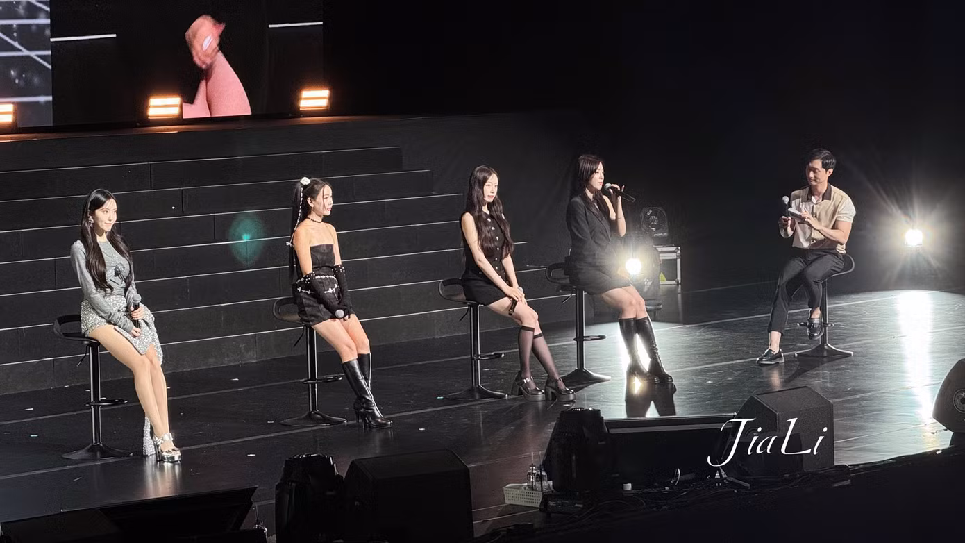 Các cô gái tích cực giao lưu, trả lời câu hỏi và chơi trò chơi trong fan meeting.