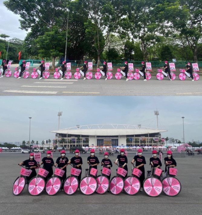 Đoàn xe đạp "phủ hồng" một góc sân vận động Mỹ Đình. Đoàn xe đạp "phủ hồng" một góc sân vận động Mỹ Đình.