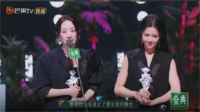 Đại diện Việt Nam cùng cựu thành viên nhóm KARA Nicole Jung lên nhận giải thưởng phụ.