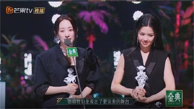 Đại diện Việt Nam cùng cựu thành viên nhóm KARA Nicole Jung lên nhận giải thưởng phụ.