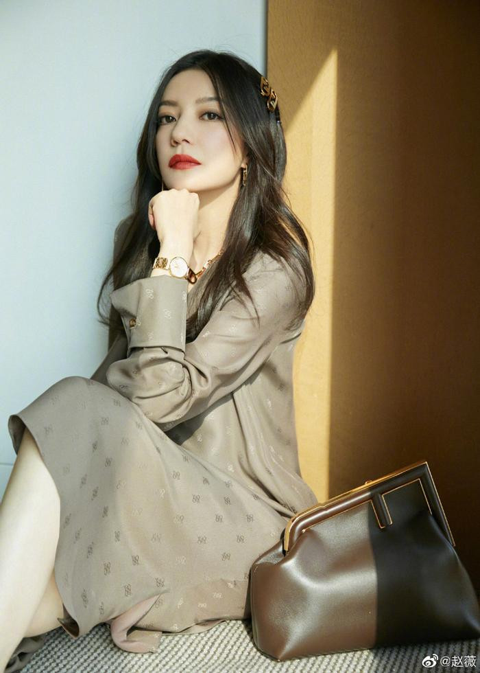 Triệu Vy đã bị phong sát ngầm từ giữa năm 2021. Lý do thực sự là gì chưa từng được xác thực. Những tin đồn cô kinh doanh bất hợp pháp, trốn thuế... cũng xuất hiện từ đó tới nay. Triệu Vy đã bị phong sát ngầm từ giữa năm 2021. Lý do thực sự là gì chưa từng được xác thực. Những tin đồn cô kinh doanh bất hợp pháp, trốn thuế... cũng xuất hiện từ đó tới nay.