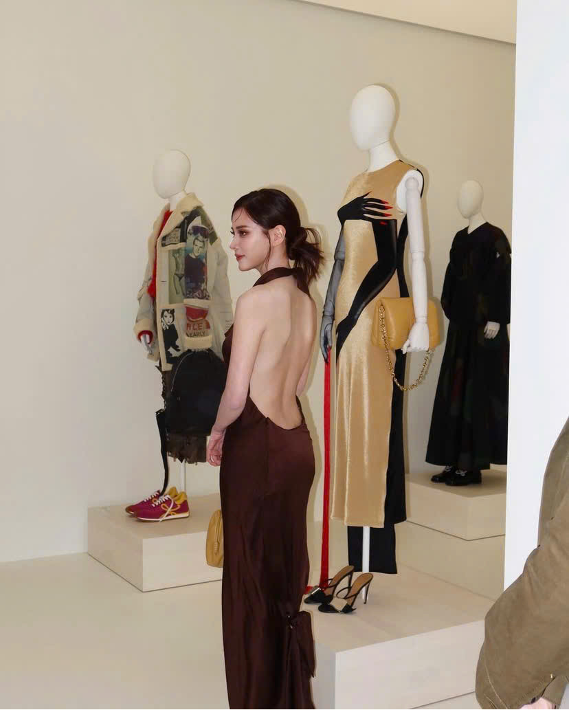 Baifern thường xuyên di chuyển giữa Thái Lan và Trung Quốc để tham gia nhiều sự kiện từ thời trang tới lễ trao giải... Baifern thường xuyên di chuyển giữa Thái Lan và Trung Quốc để tham gia nhiều sự kiện từ thời trang tới lễ trao giải...