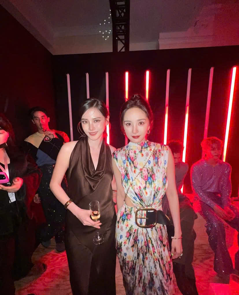 Baifern thường xuyên di chuyển giữa Thái Lan và Trung Quốc để tham gia nhiều sự kiện từ thời trang tới lễ trao giải... Baifern thường xuyên di chuyển giữa Thái Lan và Trung Quốc để tham gia nhiều sự kiện từ thời trang tới lễ trao giải...