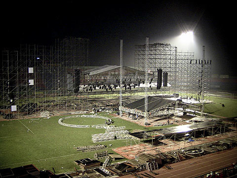 Sân khấu hoành tráng vào năm 2011 của SUPER JUNIOR tại Bình Dương được sản xuất và thi công bởi 200 nhân công người Việt, 100 nhân công đến từ Trung Quốc kết hợp cùng đội ngũ kỹ thuật viên, thiết kế, giám sát người Hàn Quốc, Malaysia.