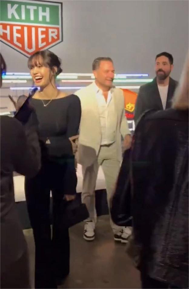 Bức hình chụp vội nhưng nhan sắc và vóc dáng của Lisa không có điểm gì để chê.