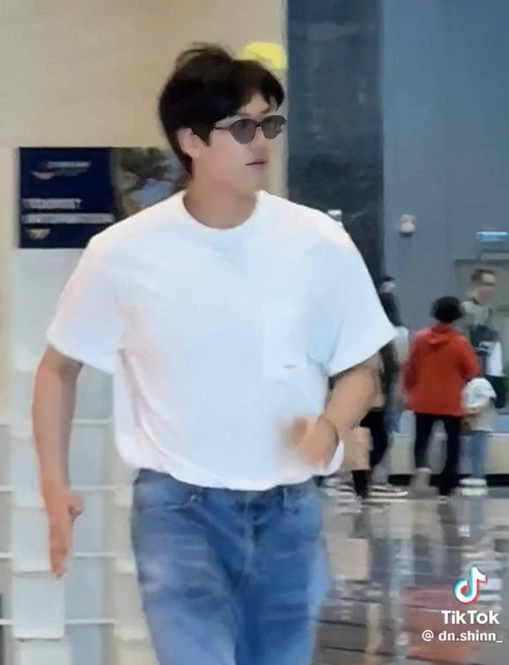 Ngay cả dáng vẻ anh chàng chạy hối hả cũng không "dìm" được nhan sắc của nam thần xứ Kim chi. (Nguồn ảnh: Tiktok dn.shinn_) Ngay cả dáng vẻ anh chàng chạy hối hả cũng không "dìm" được nhan sắc của nam thần xứ Kim chi. (Nguồn ảnh: Tiktok dn.shinn_)