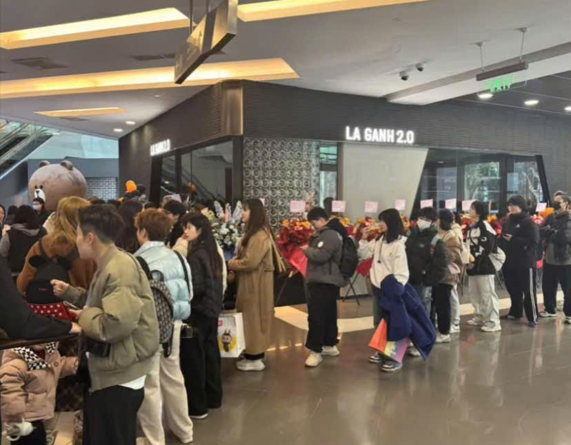 Rất đông thực khách đã có mặt để gặp Chi Pu và thưởng thức đồ ăn Việt Nam.