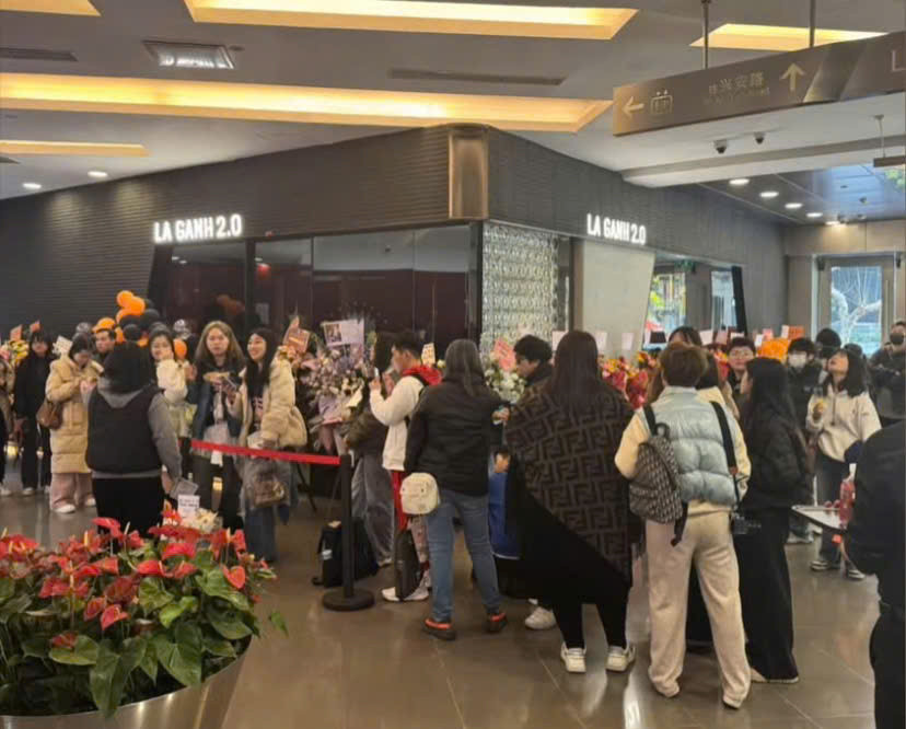 Rất đông thực khách đã có mặt để gặp Chi Pu và thưởng thức đồ ăn Việt Nam.