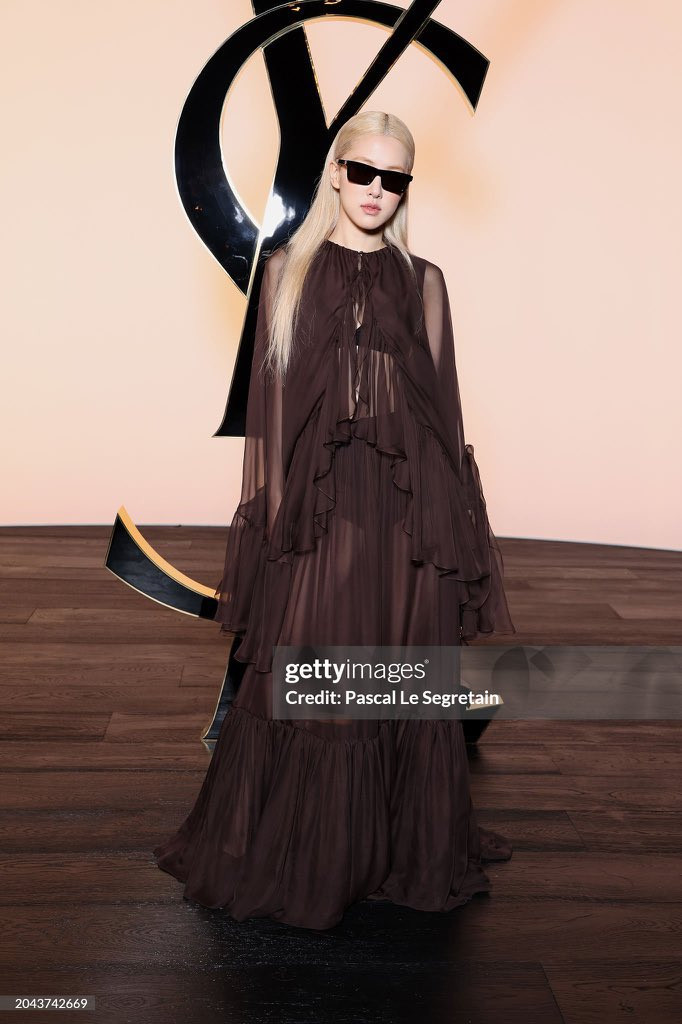 Chiếc váy trông khá rườm rà nhưng Rosé lại cân đẹp, khiến netizen tiếp tục phải trầm trồ vì vóc dáng lẫn thần thái bất bại trước mọi outfit của &quot;đóa hồng&quot; BLACKPINK.