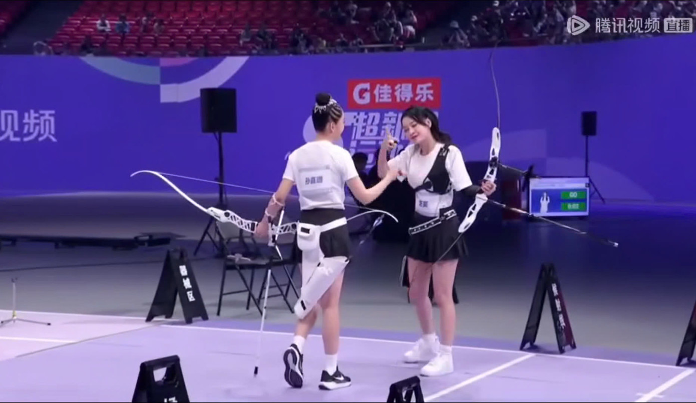 Hoàn thành phần thi, Chi Pu còn "bật ngón like" với Tôn Gia Lục, thể hiện sự khâm phục trước tài năng của nữ diễn viên.