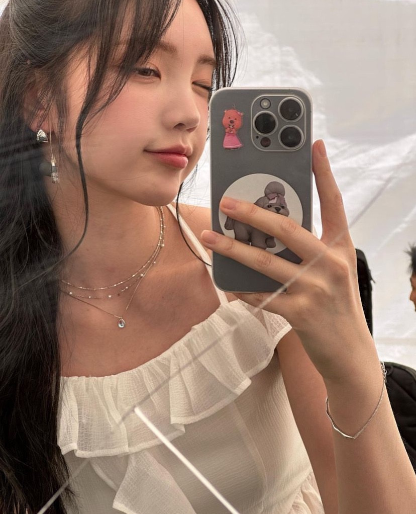 Một số cư dân mạng gọi xooos Soo Yeon là bản sao của IU vì ngoại hình và giọng hát mang nhiều nét tương đồng với "em gái quốc dân".