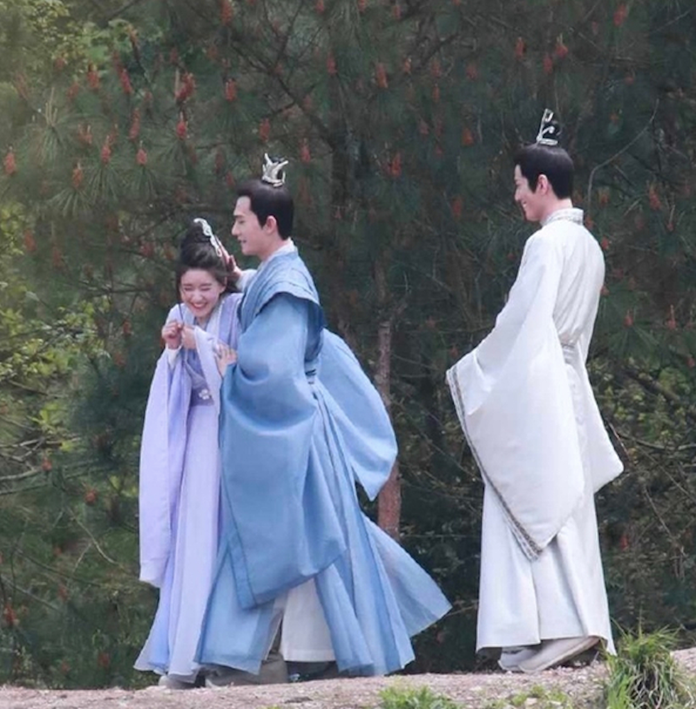 Những cử chỉ thân mật của cả hai tại phim trường. Những cử chỉ thân mật của cả hai tại phim trường.