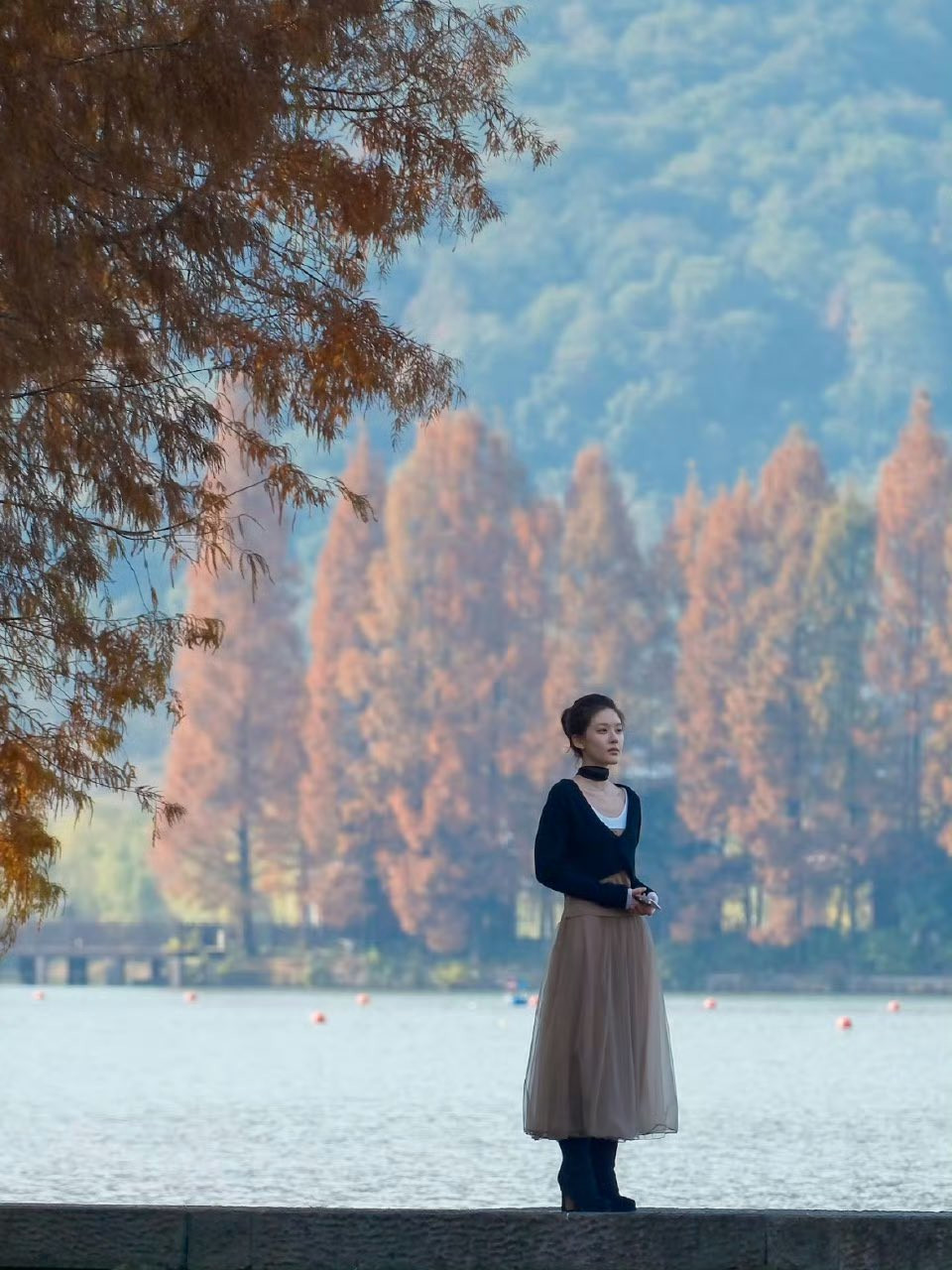 Hình ảnh có phần gầy gò, tiều tụy của cô trong những bức ảnh được chụp lại trên trường quay bộ phim Tình Nhân khiến cư dân mạng không khỏi xót xa.