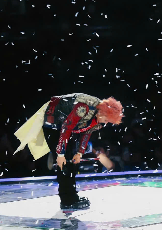 Khoảnh khắc nam thần tượng Gen 2 cúi gập 90 độ để chào khán giả được cư dân mạng đánh giá cao.